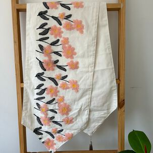 Camino De Mesa Con Detalles Bordados