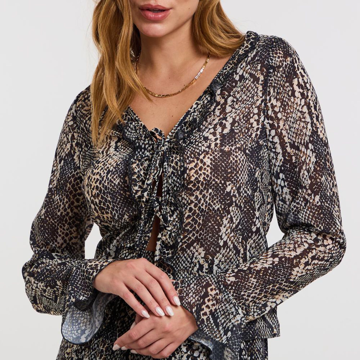 Blusa Lisa Con Aplicaci&oacute;n Y Vuelo En Escote Y Mangas Mujer Kimera image number 4.0