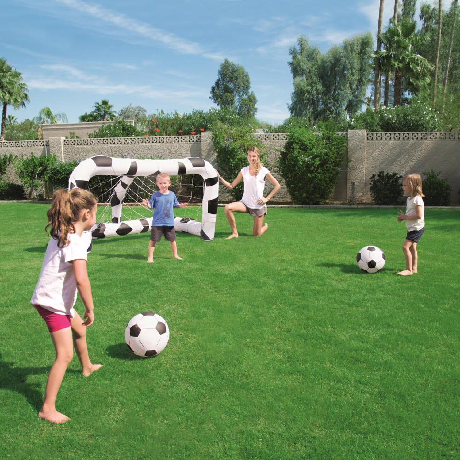 Arco De F&uacute;tbol Inflable Bestway Con 2 Pelotas image number 1.0