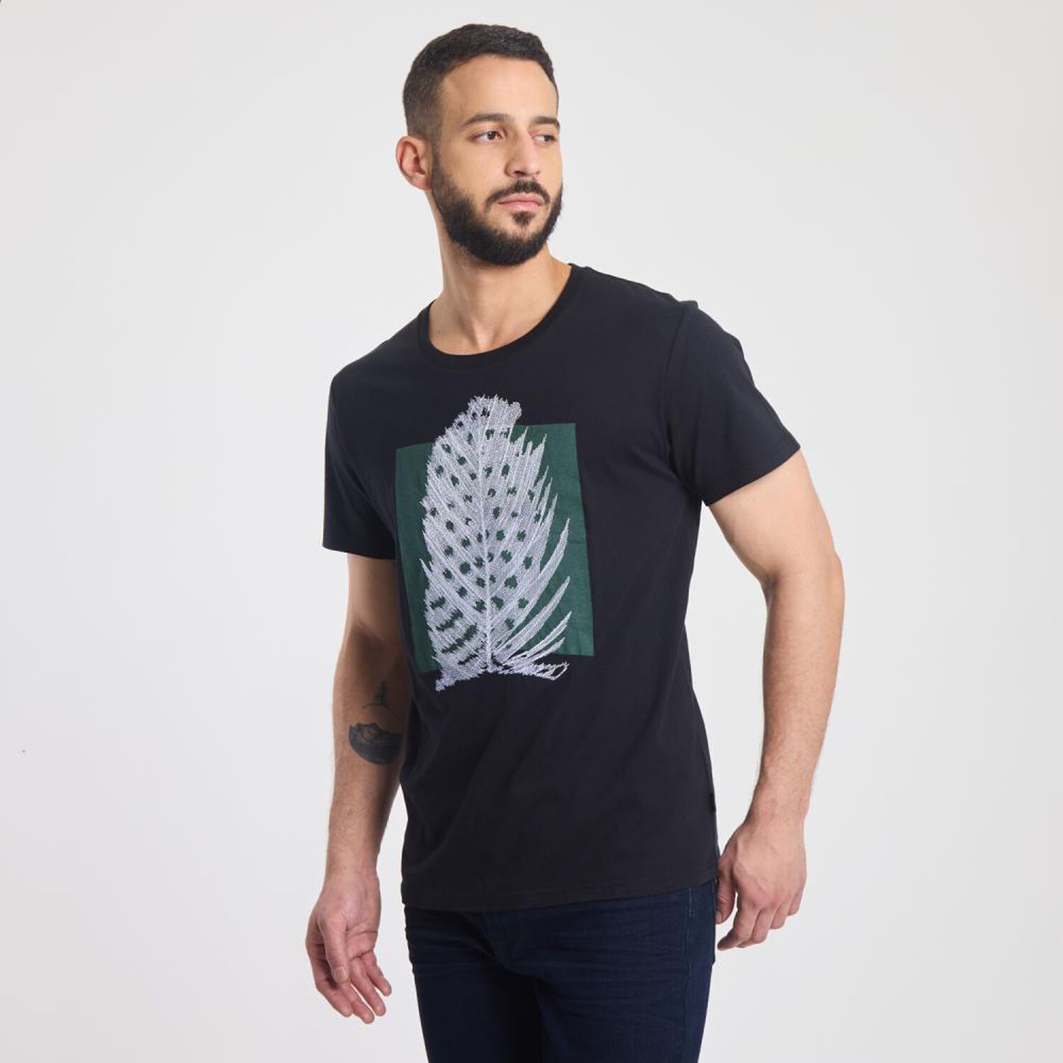 Polera Estampada Regular Manga Corta Cuello Redondo Hombre Az Black image number 2.0