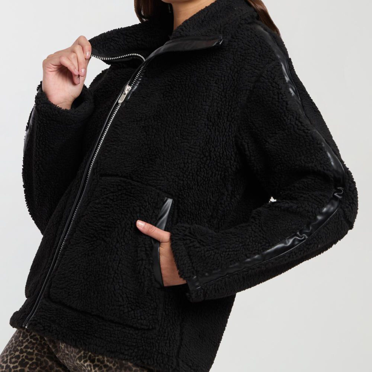 Chaqueta Sherpa Full Print Cuello Alto Mujer Rolly Go image number 4.0