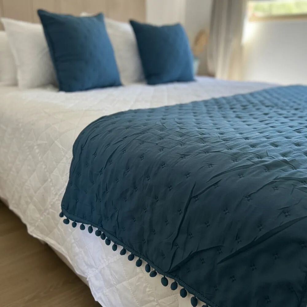 Set Piecera De Algod&oacute;n Con Pompones + 2 Cojines Decorativos image number 3.0