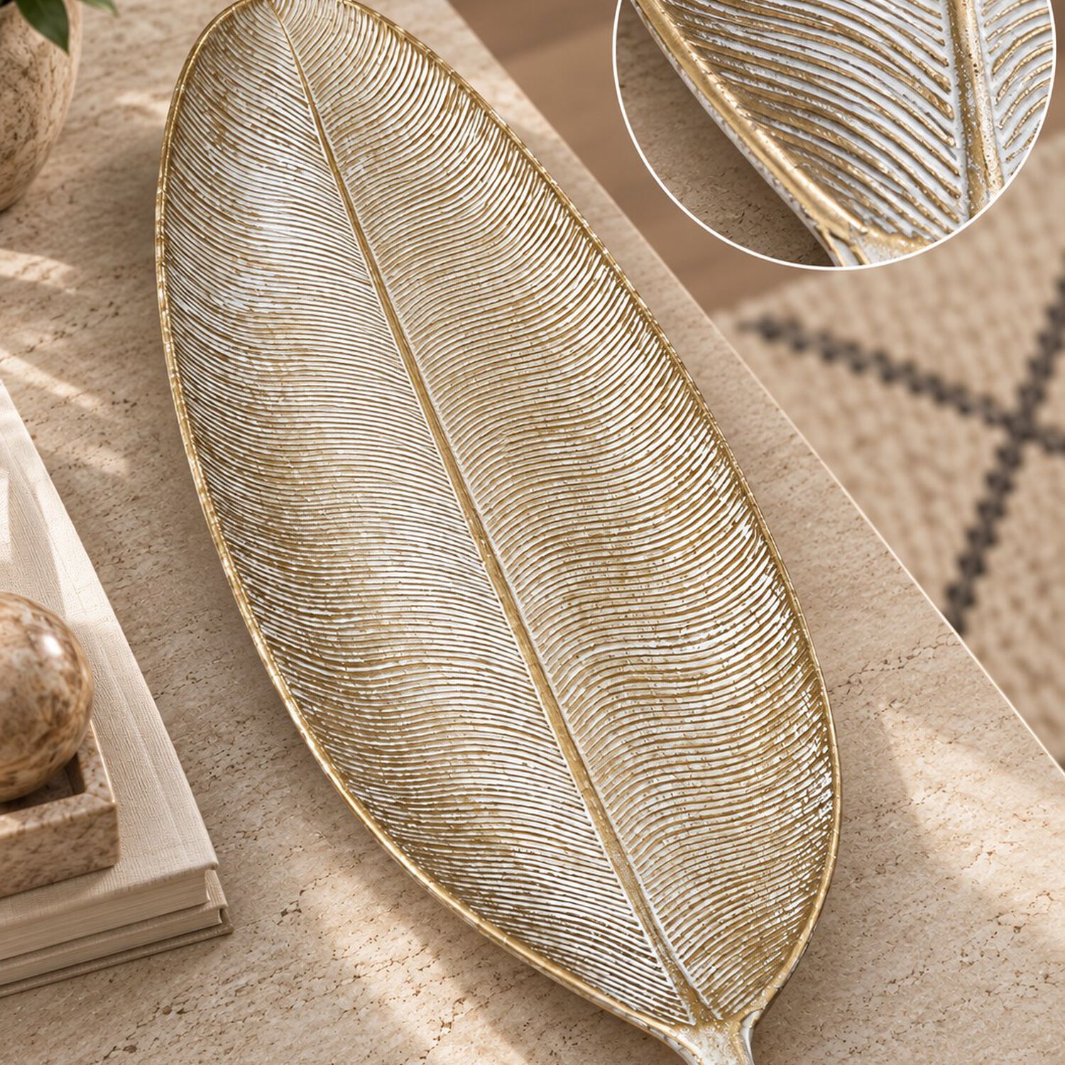 Bandeja Decorativa Forma De Hoja Estilo Moderno Organico 59 Cm Color Blanco Dorado image number 1.0