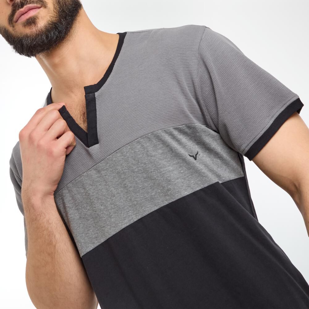 Polera Regular Manga Corta Cuello V Hombre Az Black image number 4.0