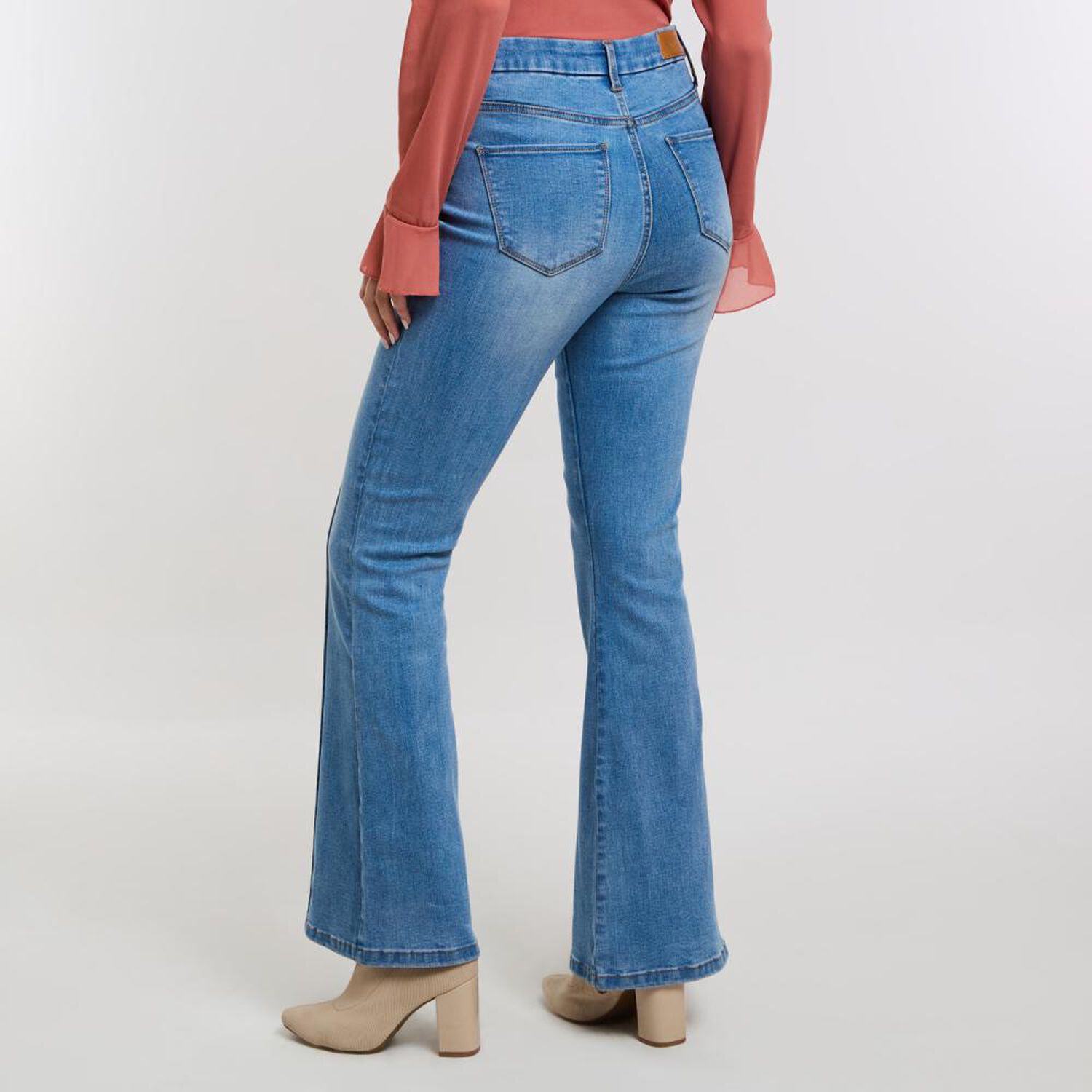 Jeans Abotonado Con L&iacute;nea Frontal Tiro Alto Flare Mujer Kimera image number 3.0