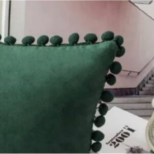 Funda De Cojines Con Pompones. Medida 45x45. Terciopelo. Verde