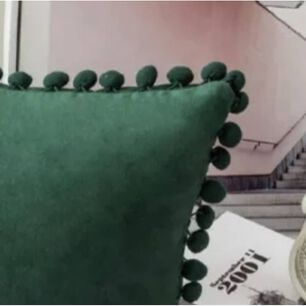Funda De Cojines Con Pompones. Medida 45x45. Terciopelo. Verde