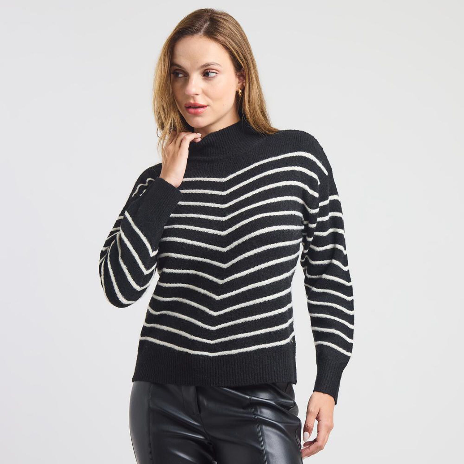 Sweater Lineas Regular Manga Larga Cuello Medio Mujer Kimera image number 0.0