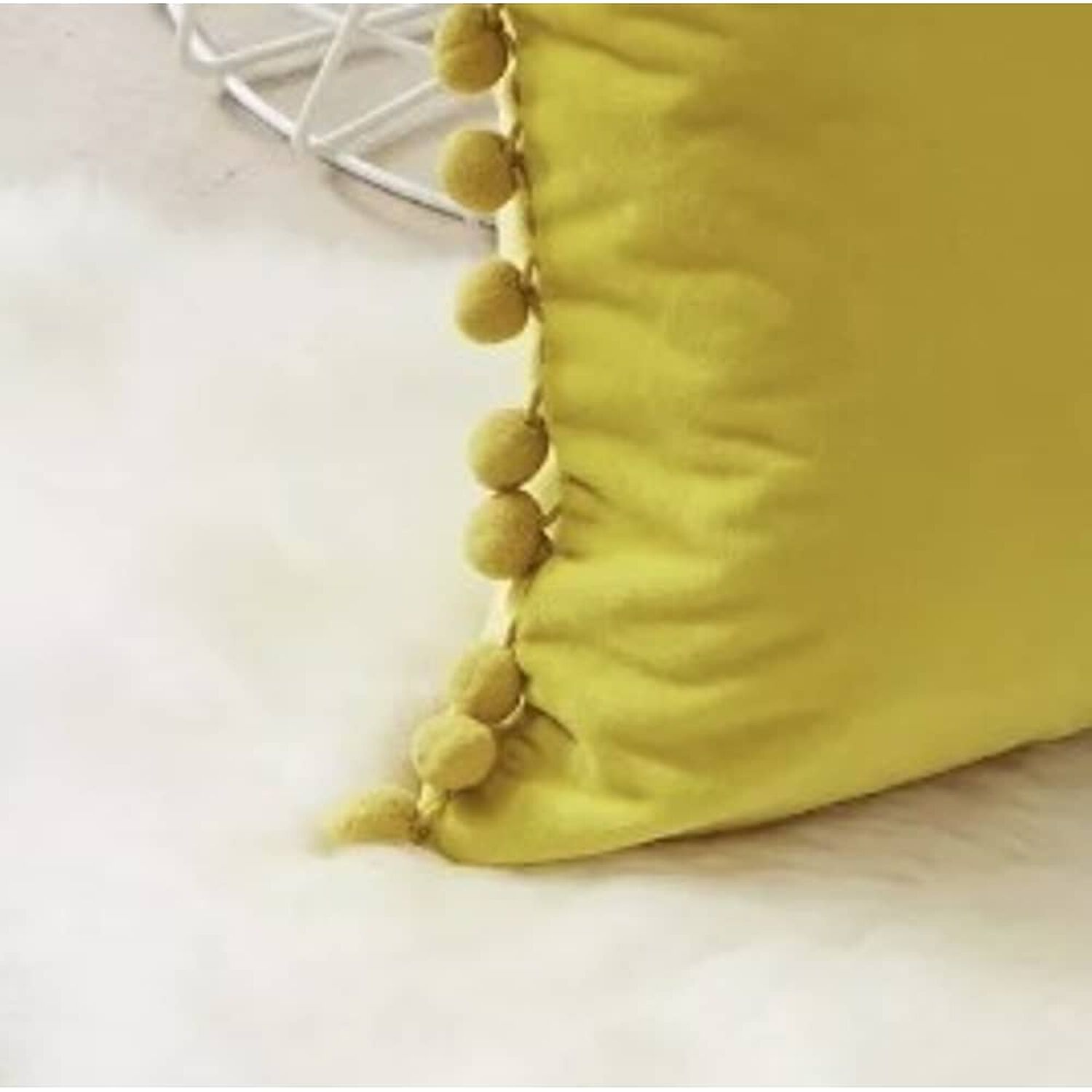 Funda De Cojines Con Pompones. Medida 45x45. Terciopelo. Amarillo image number 1.0
