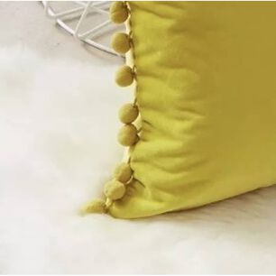 Funda De Cojines Con Pompones. Medida 45x45. Terciopelo. Amarillo