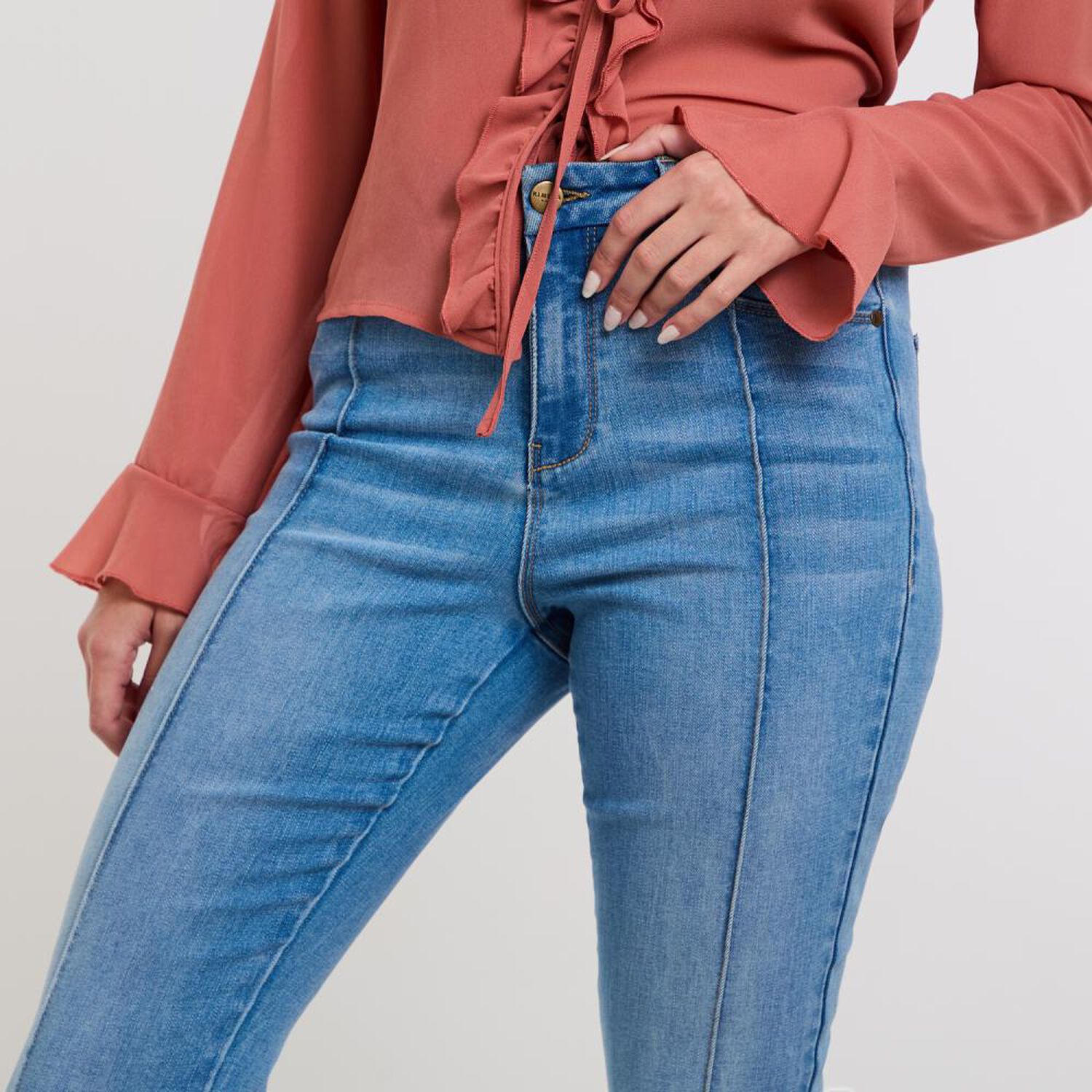 Jeans Abotonado Con L&iacute;nea Frontal Tiro Alto Flare Mujer Kimera image number 4.0