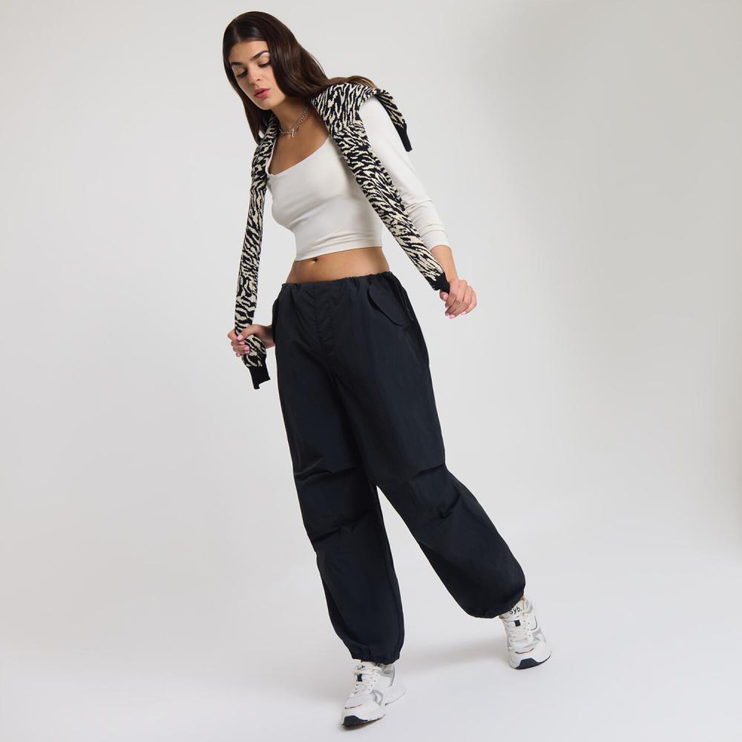 Pantal&oacute;n Parachute Tiro Medio Cargo Mujer Rolly Go image number 1.0