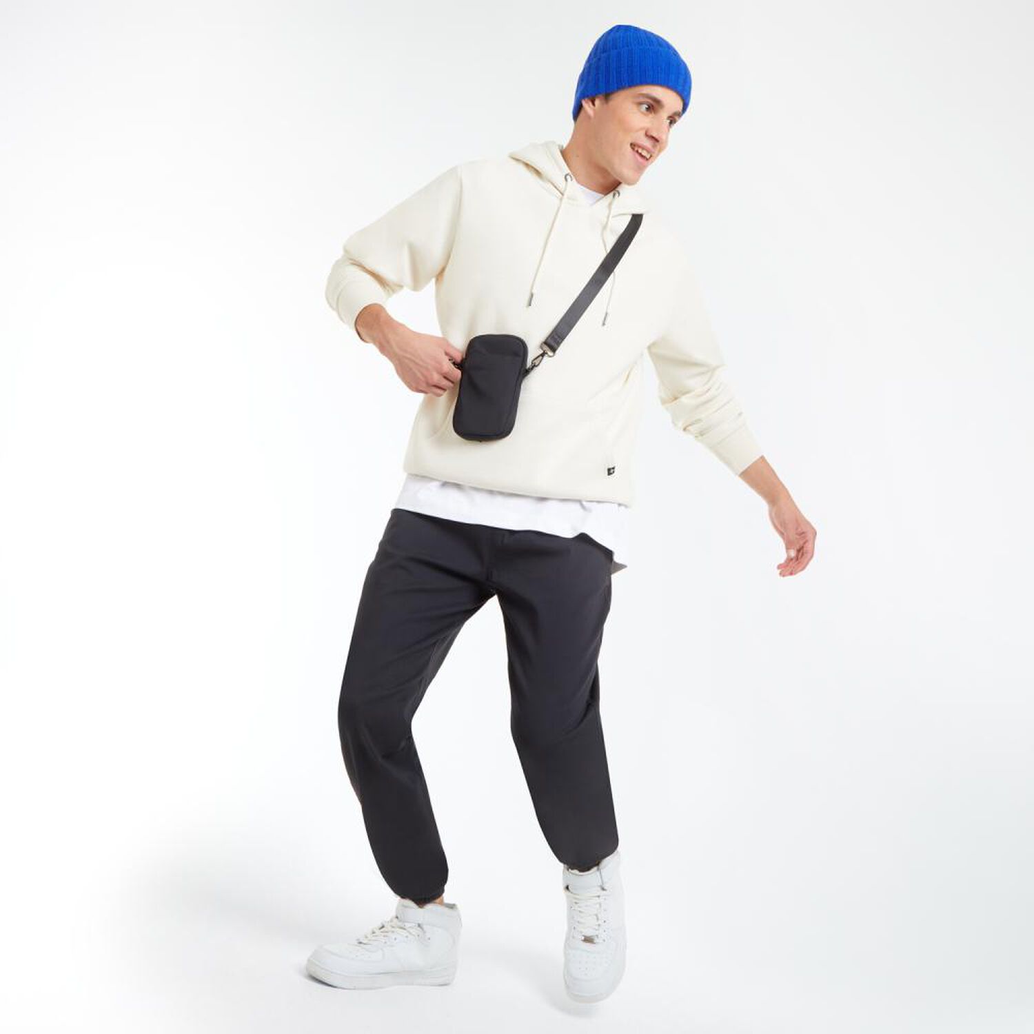 Pantal&oacute;n B&aacute;sico Tiro Medio Slim Hombre Skuad image number 1.0