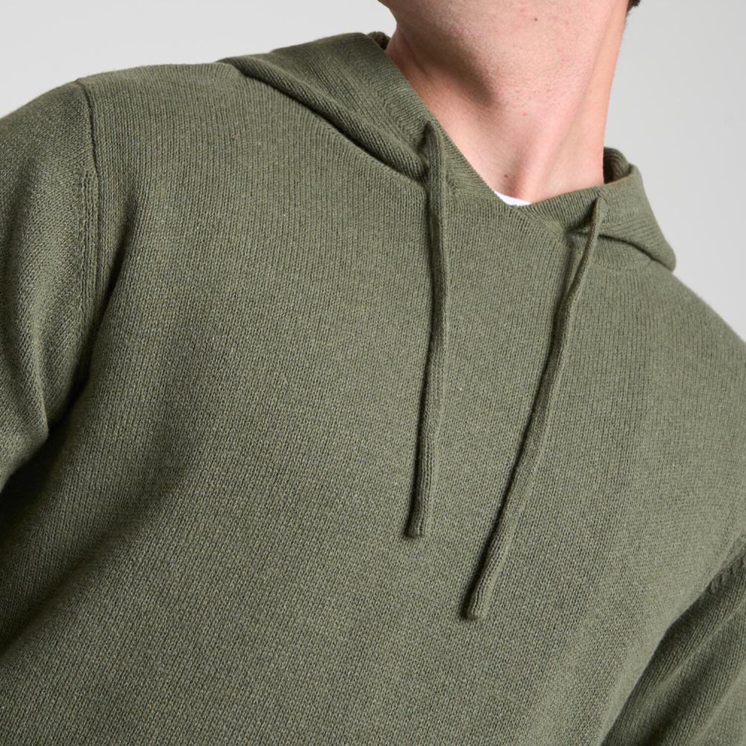 Sweater Con Dise&ntilde;o Manga Larga Cuello Alto Con Capucha Hombre Skuad image number 4.0