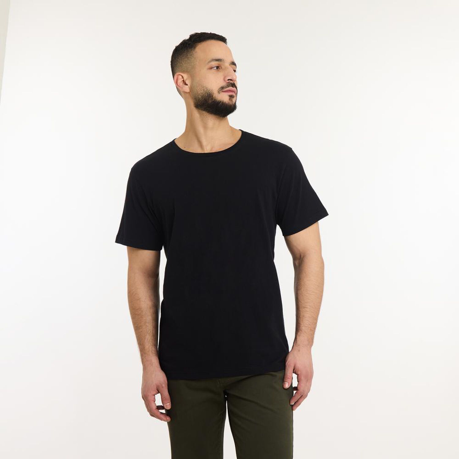 Polera B&aacute;sica Slim Manga Corta Cuello Redondo Hombre Az Black image number 0.0