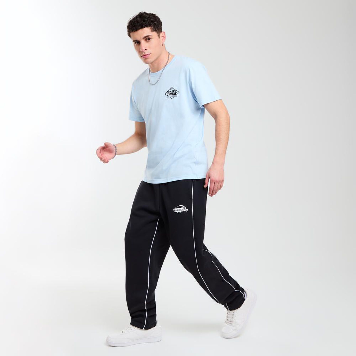 Pantal&oacute;n Tiro Medio Slim Hombre Skuad image number 1.0