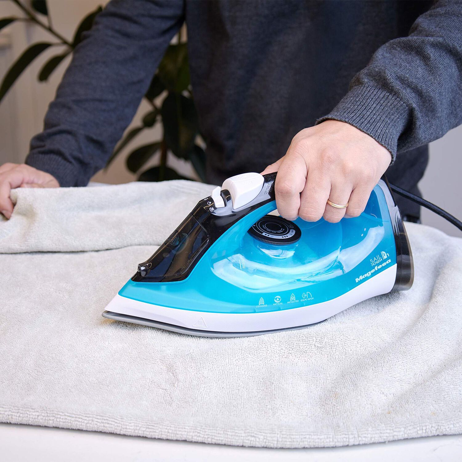 Plancha De Ropa A Vapor Magefesa Sail Mgf6234 image number 1.0