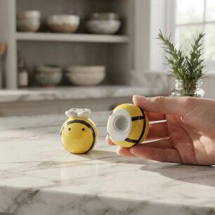 Set Mini Salero Y Pimentero Cer&aacute;mico Abeja 5 Cm
