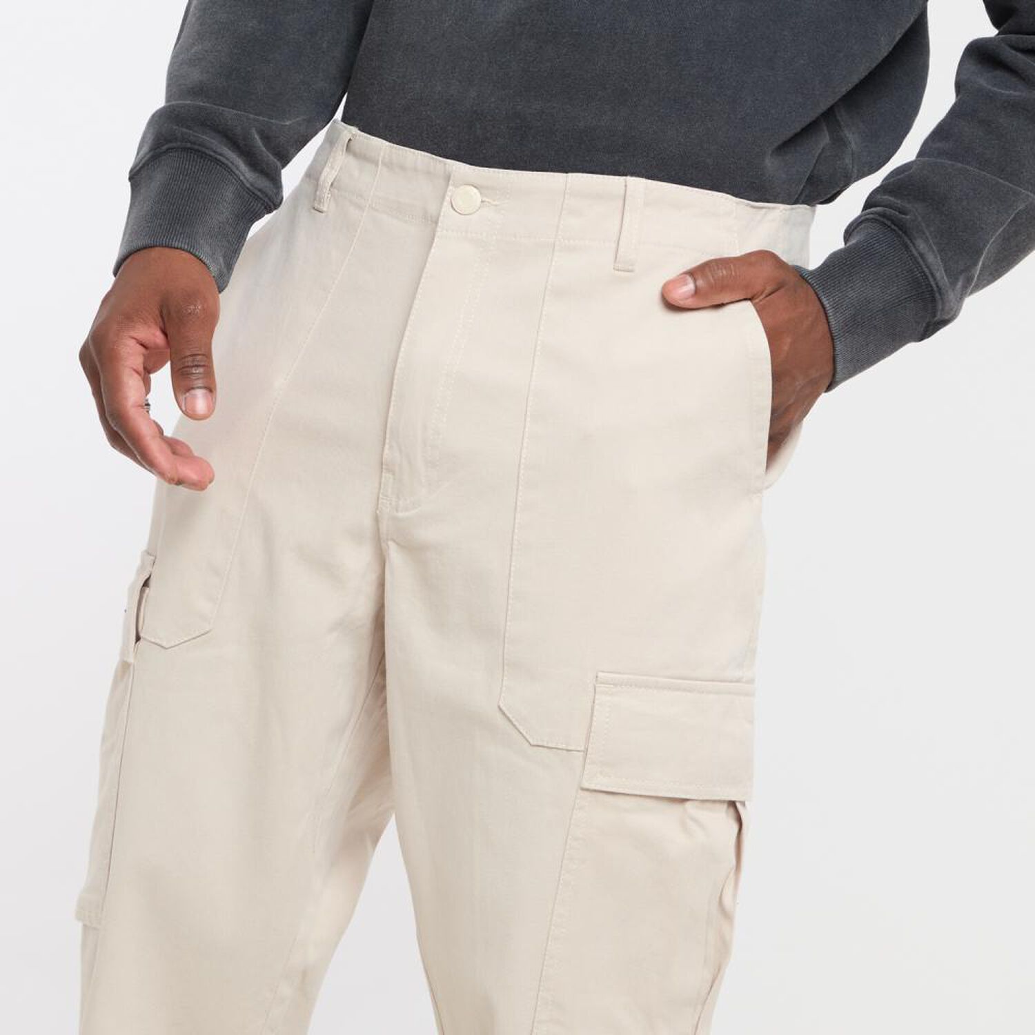 Pantal&oacute;n Liso Tiro Medio Slim Cargo Hombre Rolly Go image number 4.0