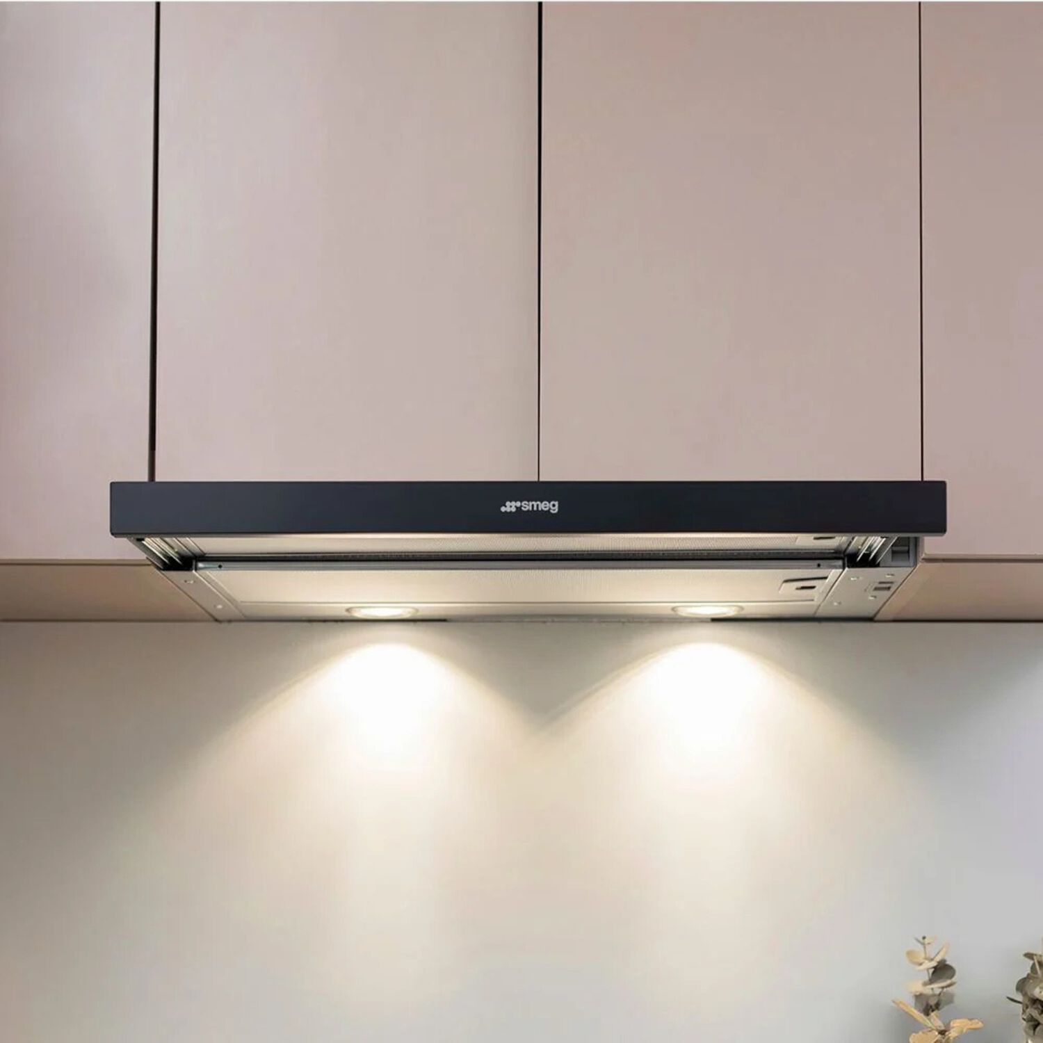 Campana Extra&iacute;ble Smeg Black 60 Cm 620 M3/h image number 1.0