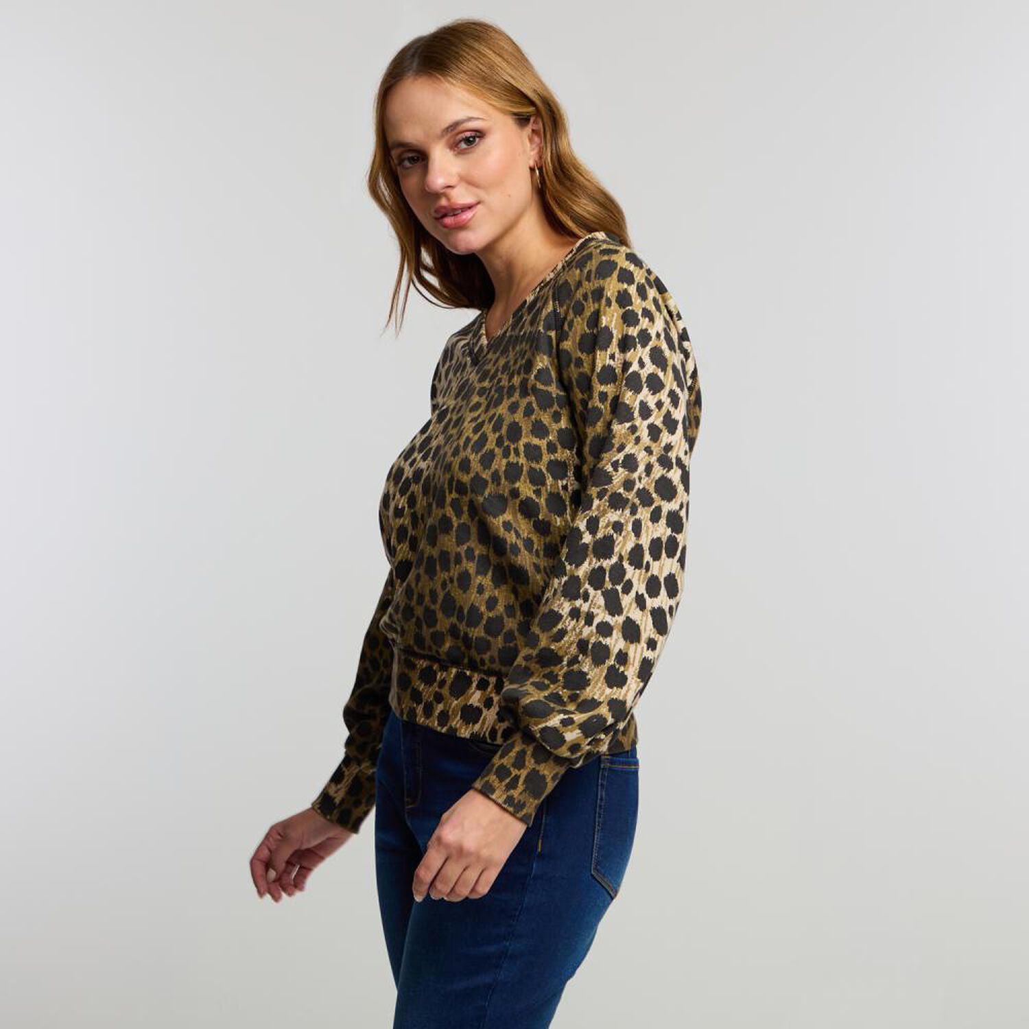Poler&oacute;n Estampado Leopardo Cuello V Mujer Kimera image number 2.0