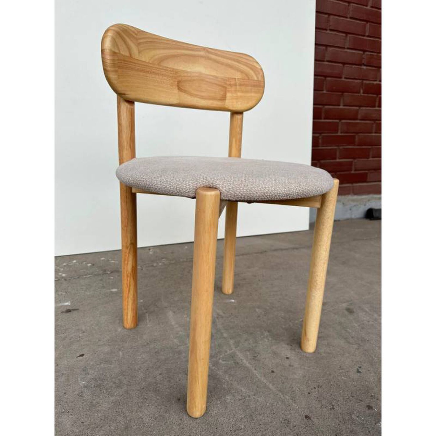 Silla Fresno Asiento Tapizado Y Acolchado Chenilla Con Respaldo Curvo Y Patas De Madera image number 1.0