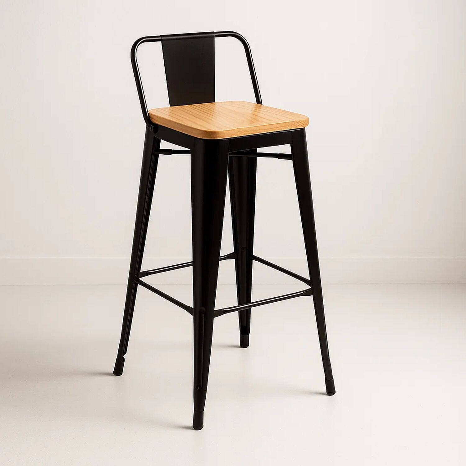 Taburete Tolix Negro Alto Con Respaldo Para Bar O Terraza - Asiento De Madera Clara image number 0.0