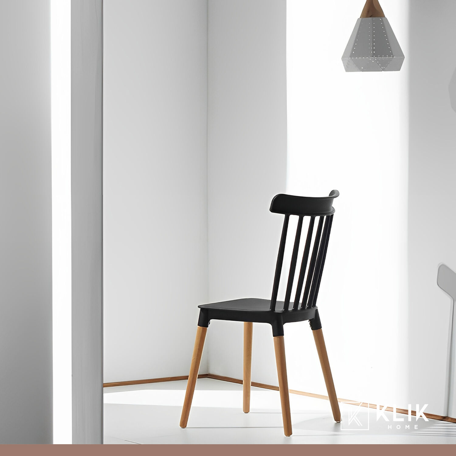Comedor Mesa Redonda Negra 80cm + 4 Sillas Windsor Negras image number 1.0