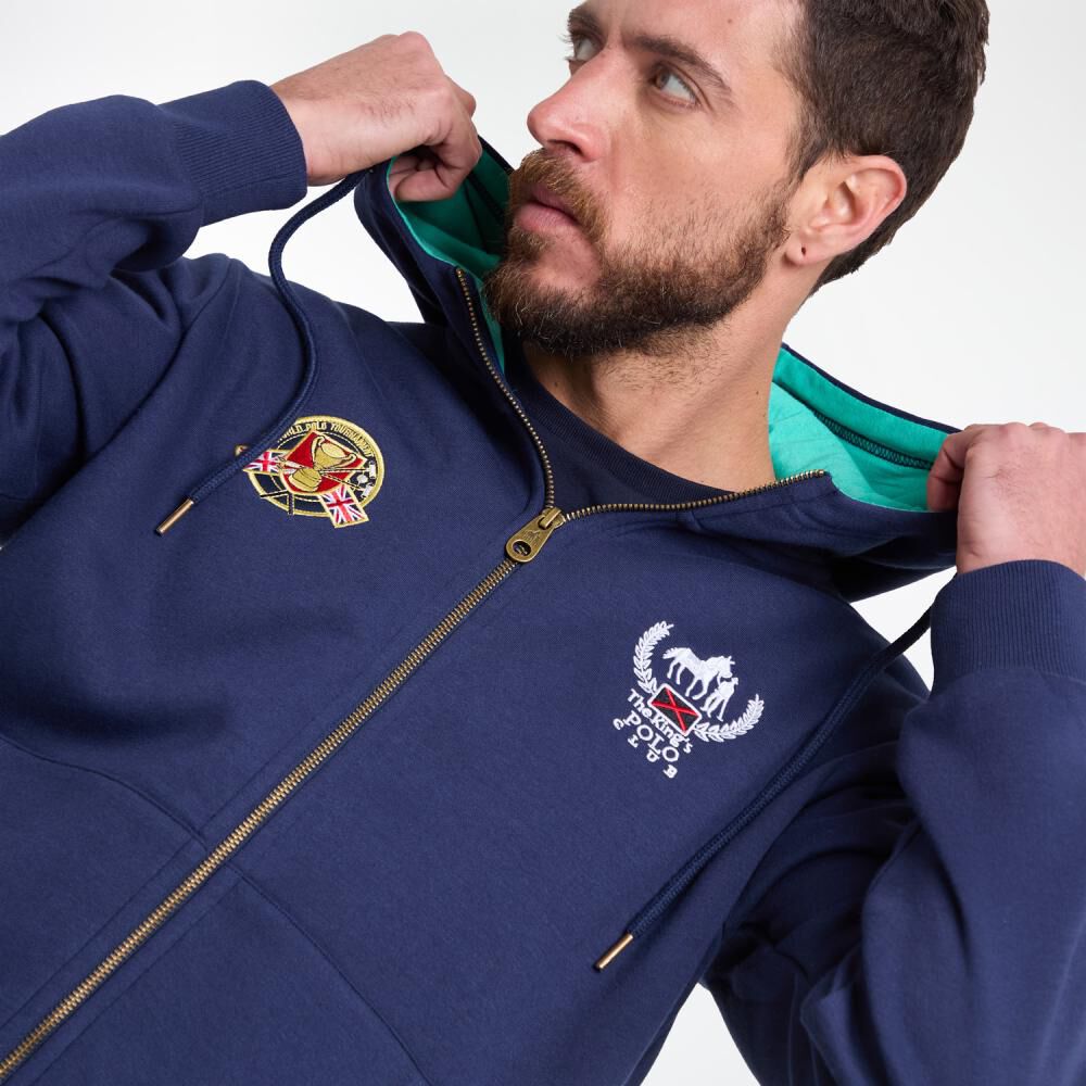 Polerón Liso Cuello Alto Con Cacpucha Hombre The King's Polo Club image number 4.0