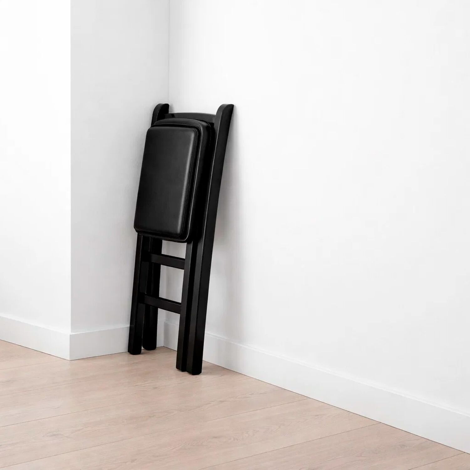 Silla Industrial Plegable Con Marco Negro Y Tapizado Sint&eacute;tico image number 2.0