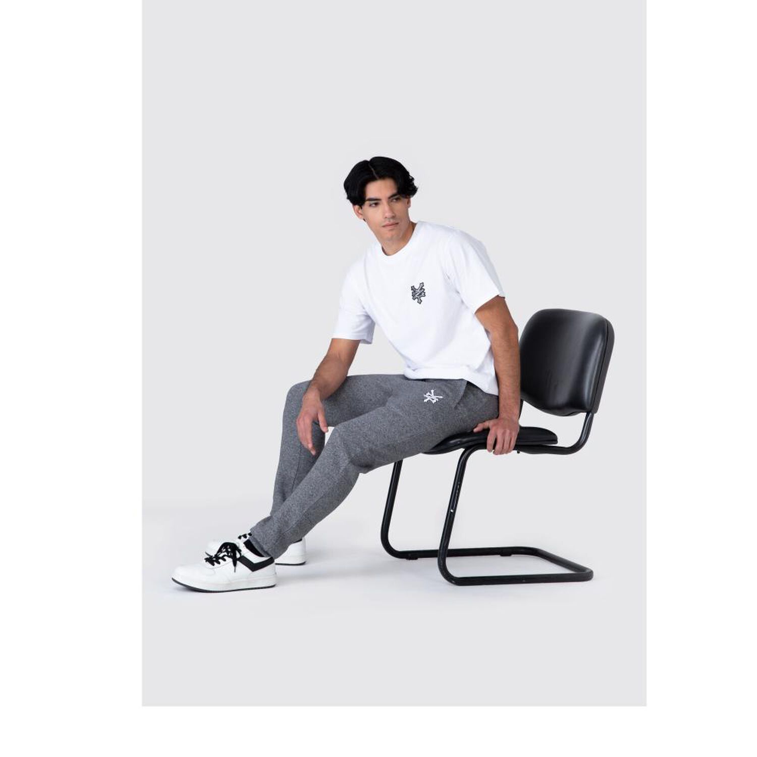 Jogger Liso Pretina El&aacute;sticada Tiro Medio Regular Hombre Zoo York image number 2.0