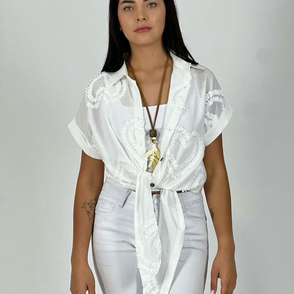 Blusa Amarrada Bordada Corazones image number 3.0