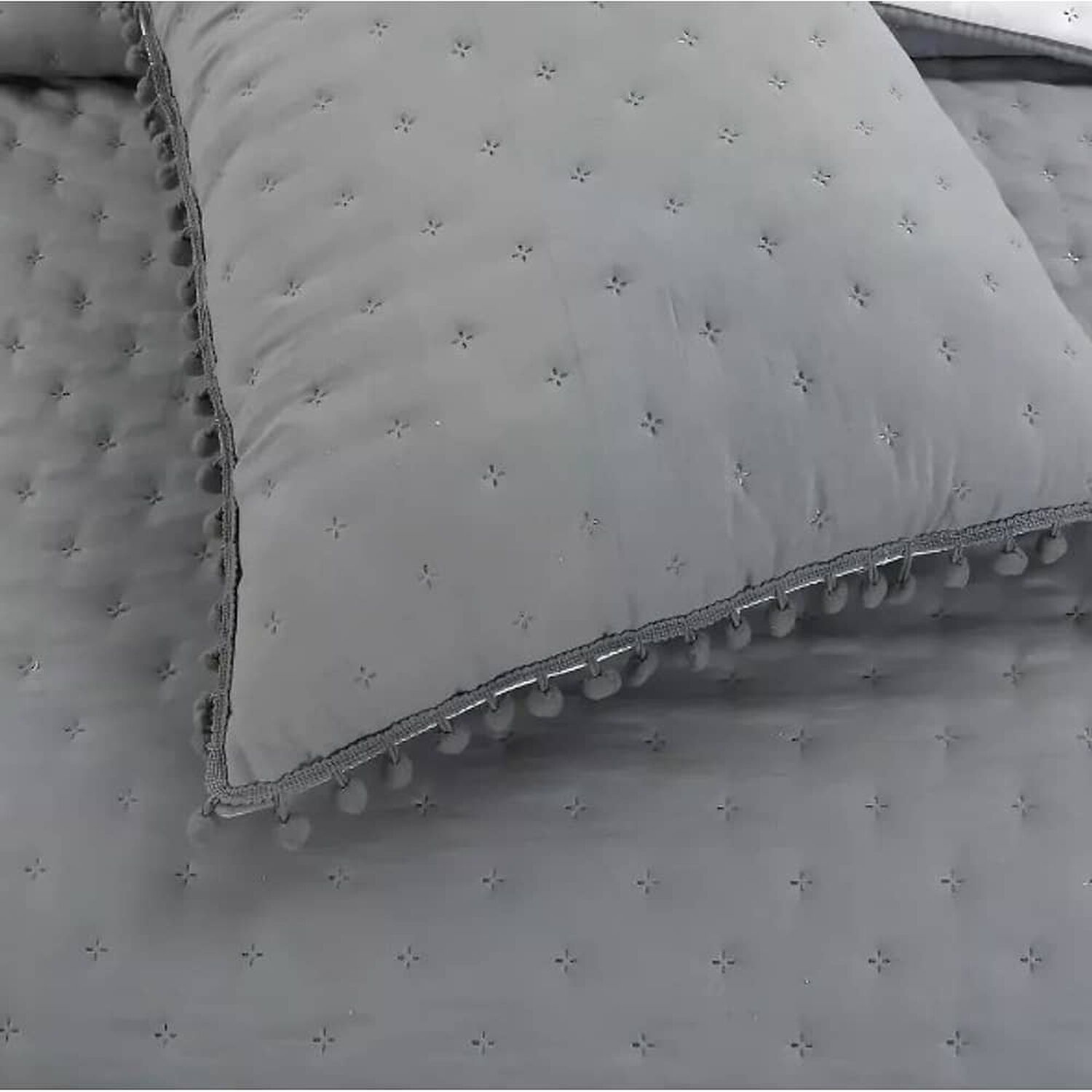 Cubrecama Quilt Algod&oacute;n Y Pompones King + 2 Fundas Colores Color Gris image number 2.0