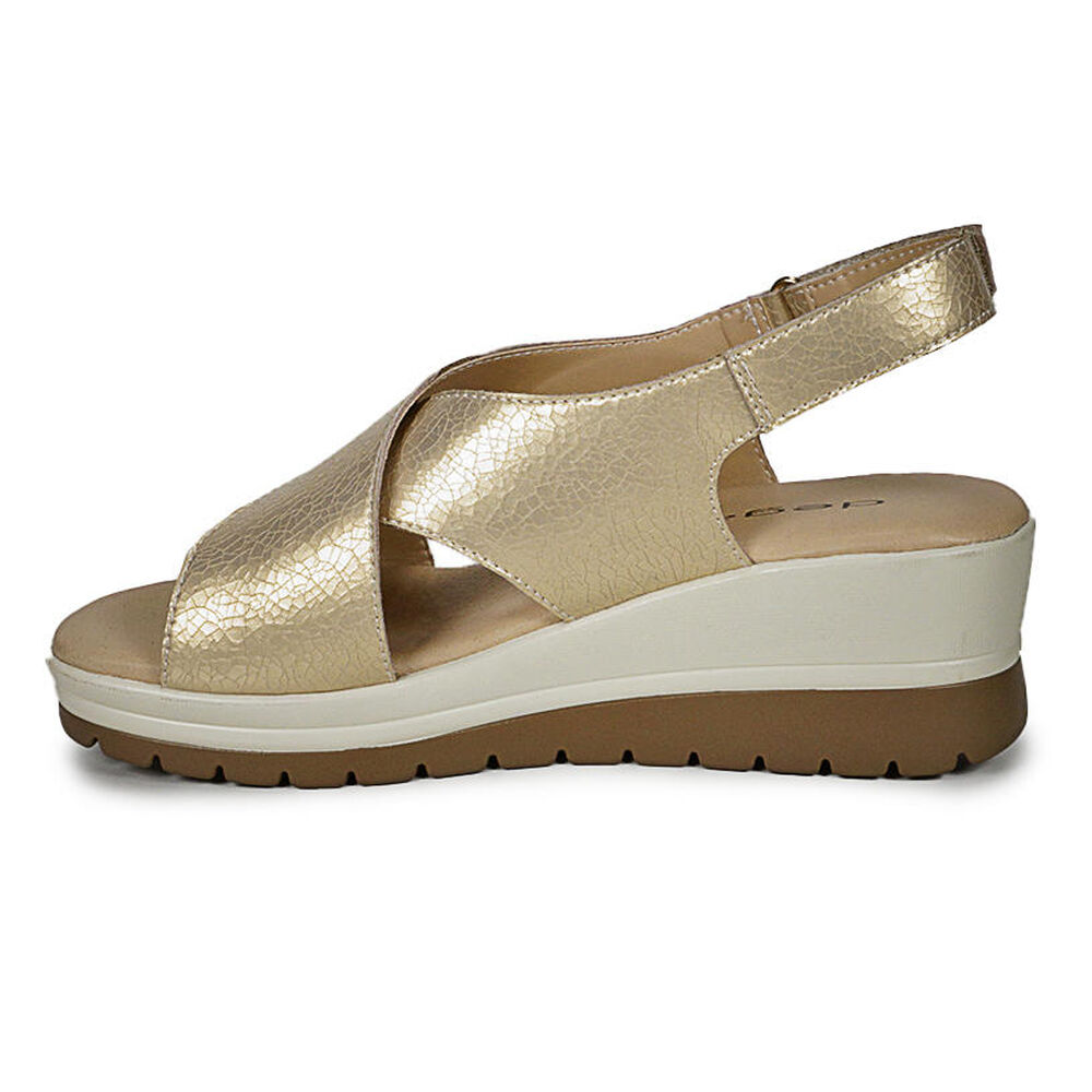 Sandalia Cuero Ebere Dorado image number 4.0