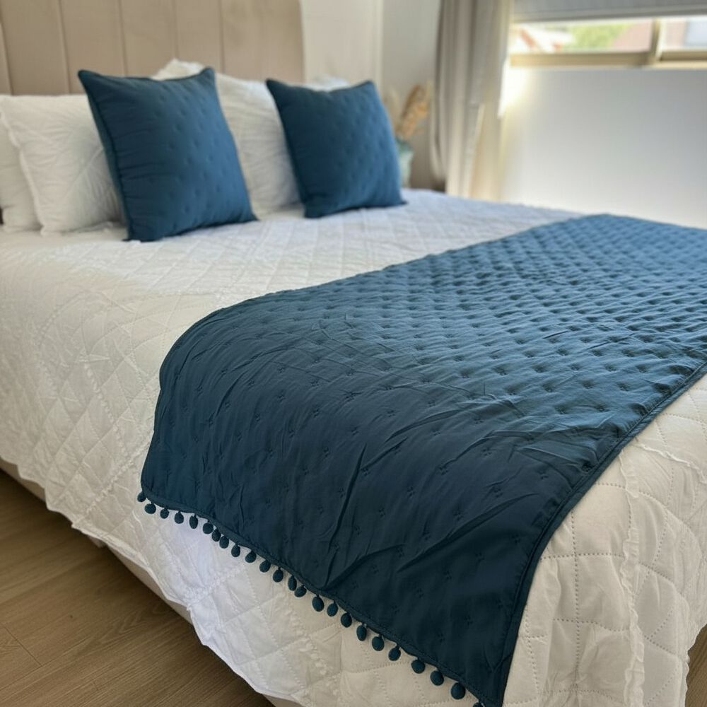 Set Piecera De Algod&oacute;n Con Pompones + 2 Cojines Decorativos image number 1.0