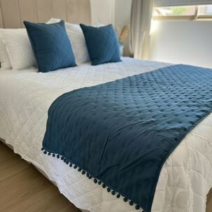 Set Piecera De Algod&oacute;n Con Pompones + 2 Cojines Decorativos