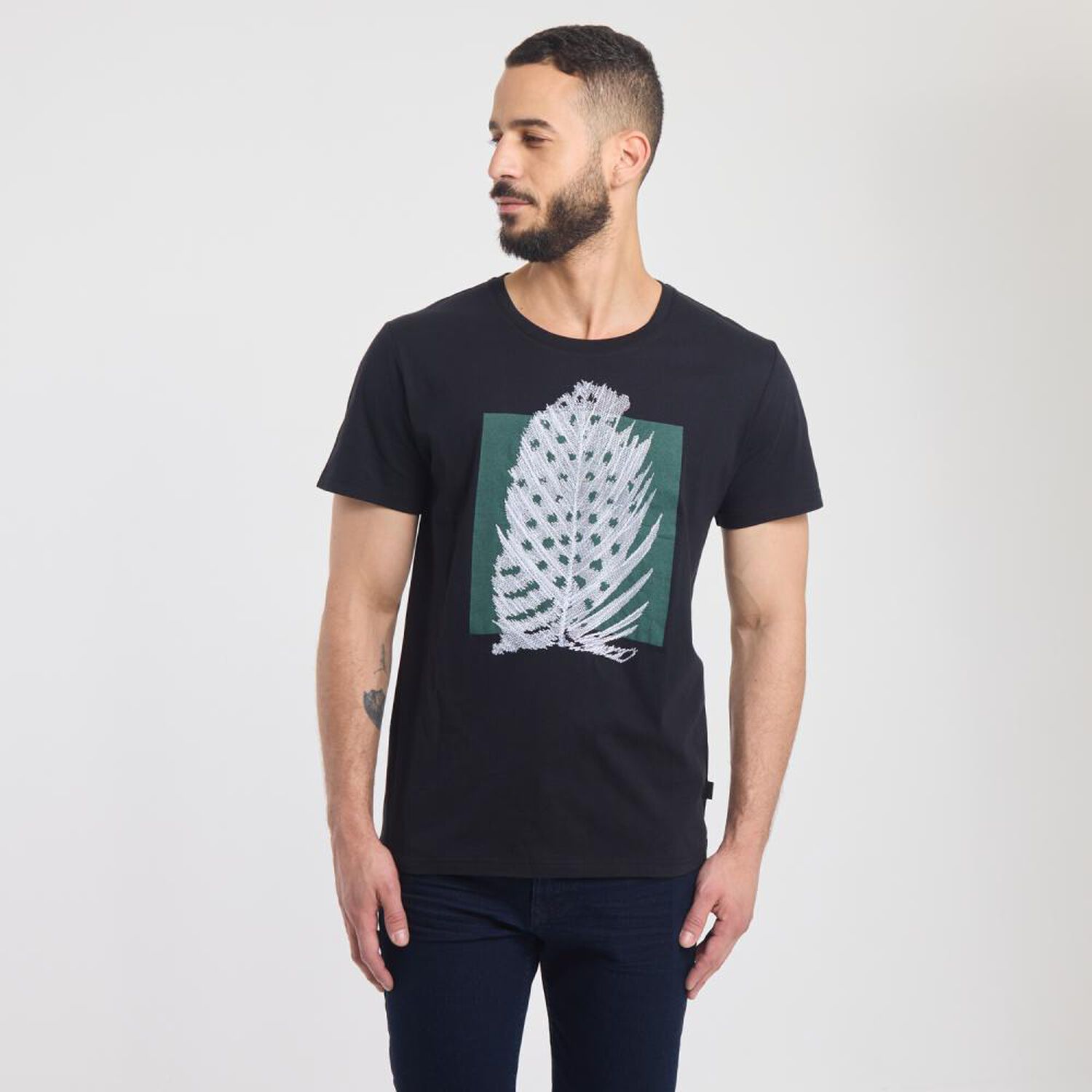 Polera Estampada Regular Manga Corta Cuello Redondo Hombre Az Black image number 0.0