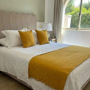 Set Piecera De Algod&oacute;n Con Pompones + 2 Cojines Decorativos