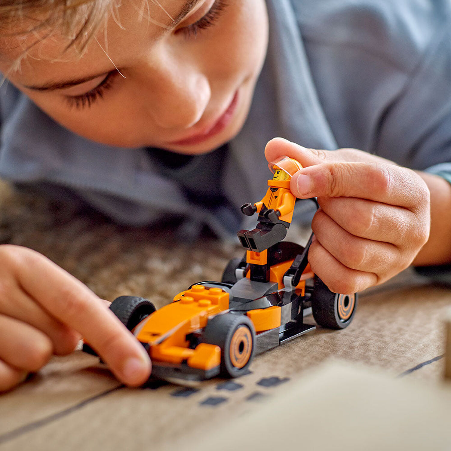 Lego City - Piloto De F1 Con Auto Mclaren - 60442 image number 6.0