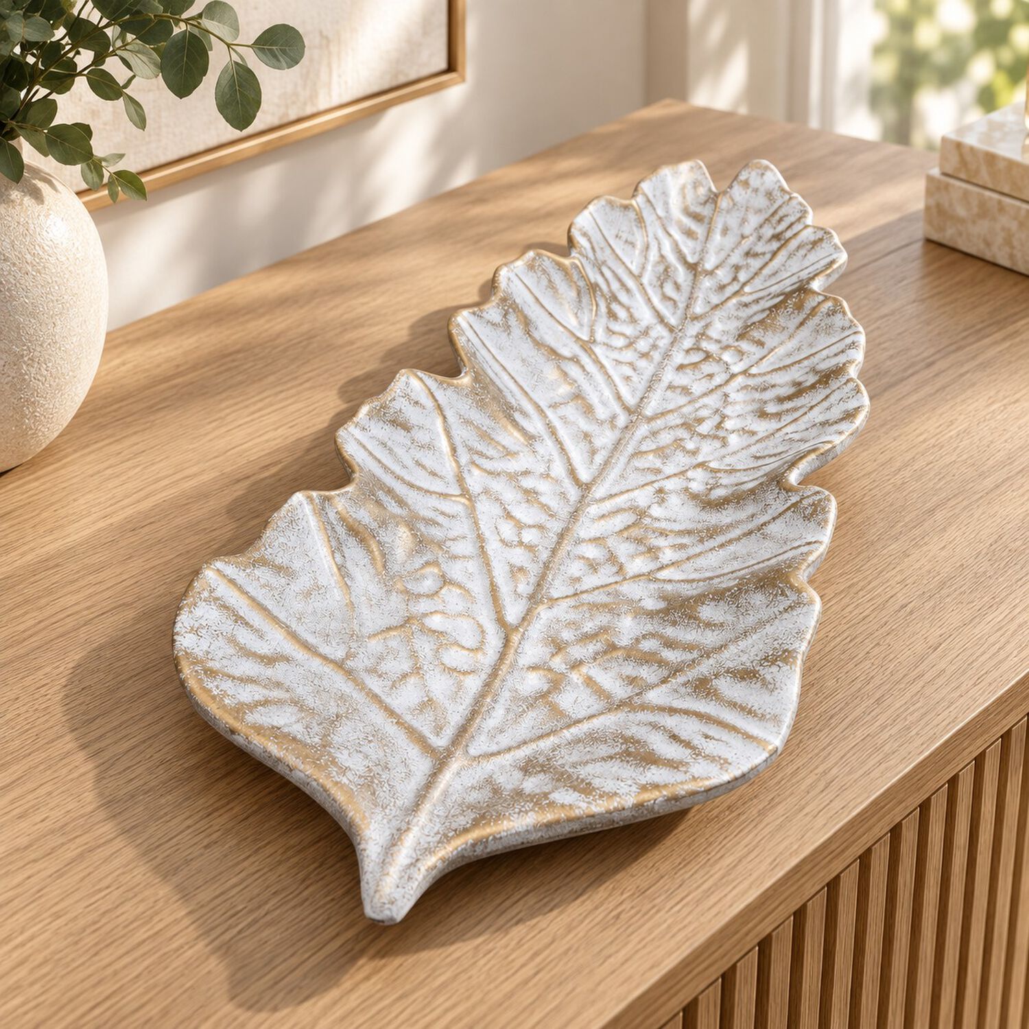 Bandeja Decorativa Forma Hoja Mdf Blanco Y Dorado 38 Cm image number 1.0