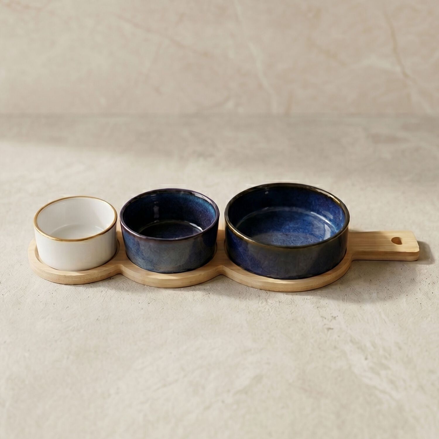 Set 3 Bowls Ceramica En 3 Tamanos Con Bandeja Bamboo Con Asa 35 Cm image number 1.0