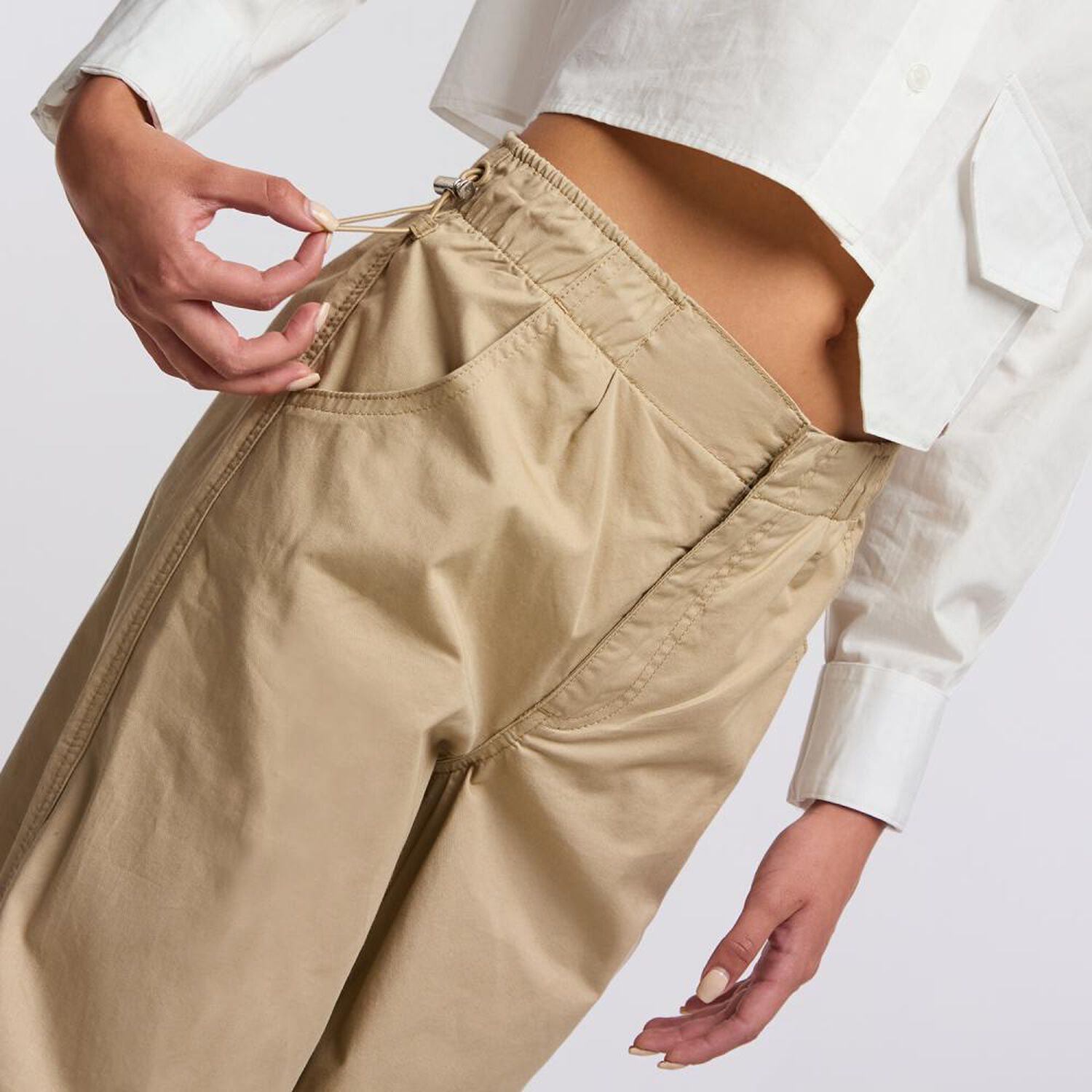 Pantal&oacute;n Parachute Tiro Alto Cargo Mujer Freedom image number 4.0