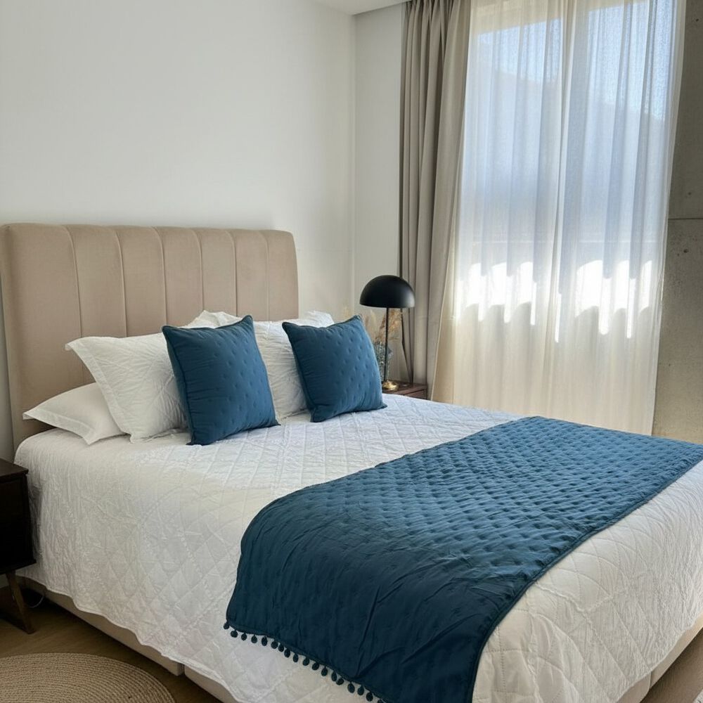 Set Piecera De Algod&oacute;n Con Pompones + 2 Cojines Decorativos image number 0.0