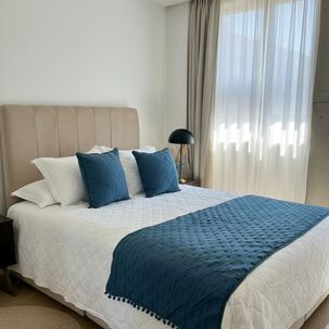 Set Piecera De Algod&oacute;n Con Pompones + 2 Cojines Decorativos