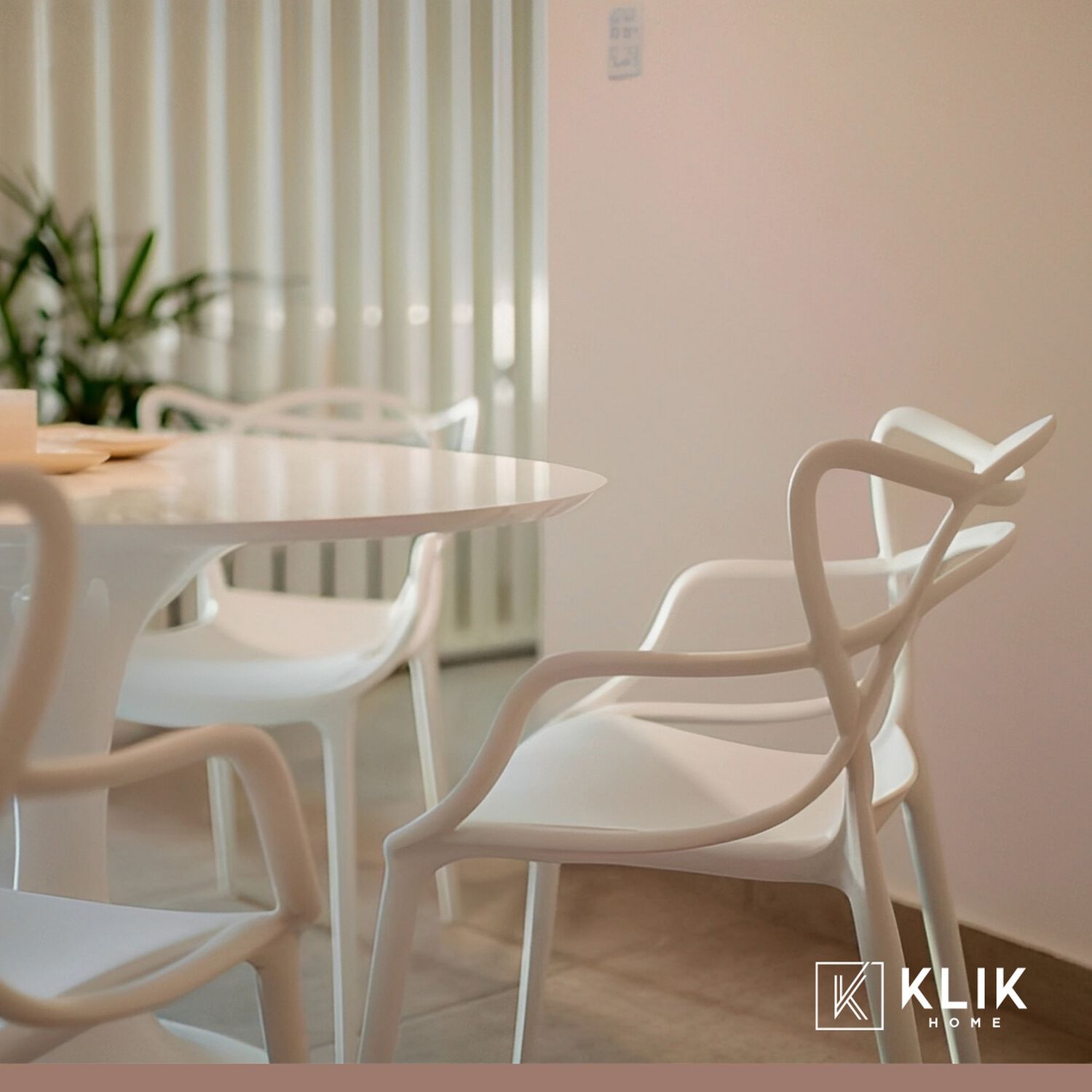 Comedor Mesa Tulip Blanca 80cm - 4 Sillas Master Blancas image number 7.0