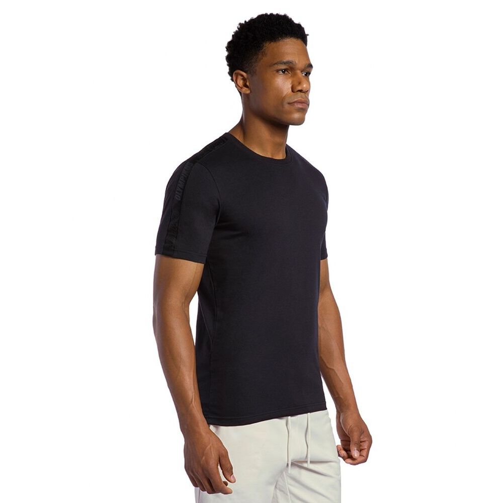 Polera Comfy Tape Negro Hombre image number 1.0