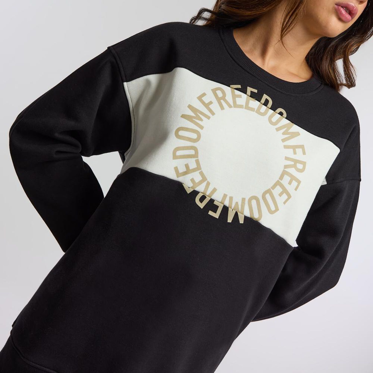 Poler&oacute;n Oversize Cuello Redondo Mujer Freedom image number 4.0