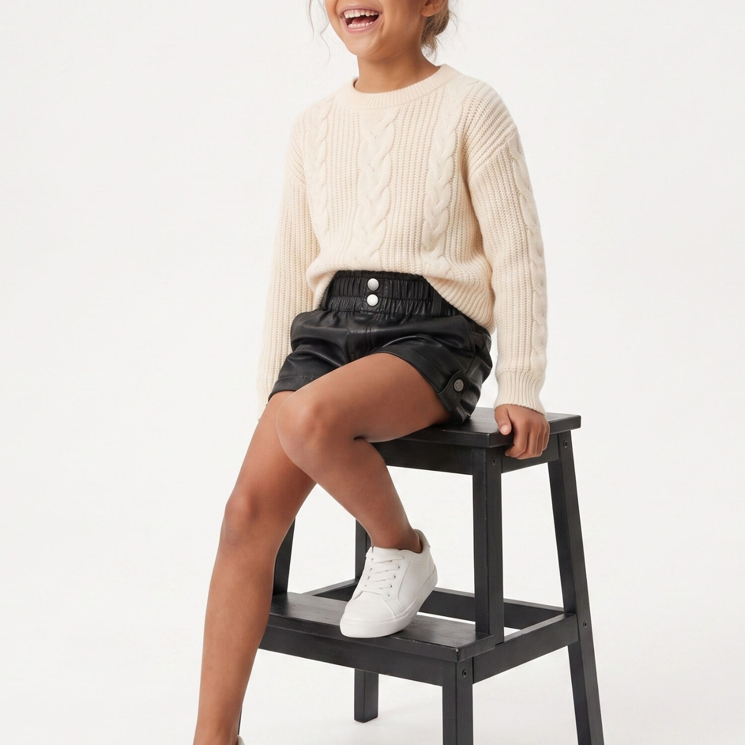 Short Ecocuero Ni&ntilde;a Cuerina Efecto Cuero Negro Moda image number 3.0