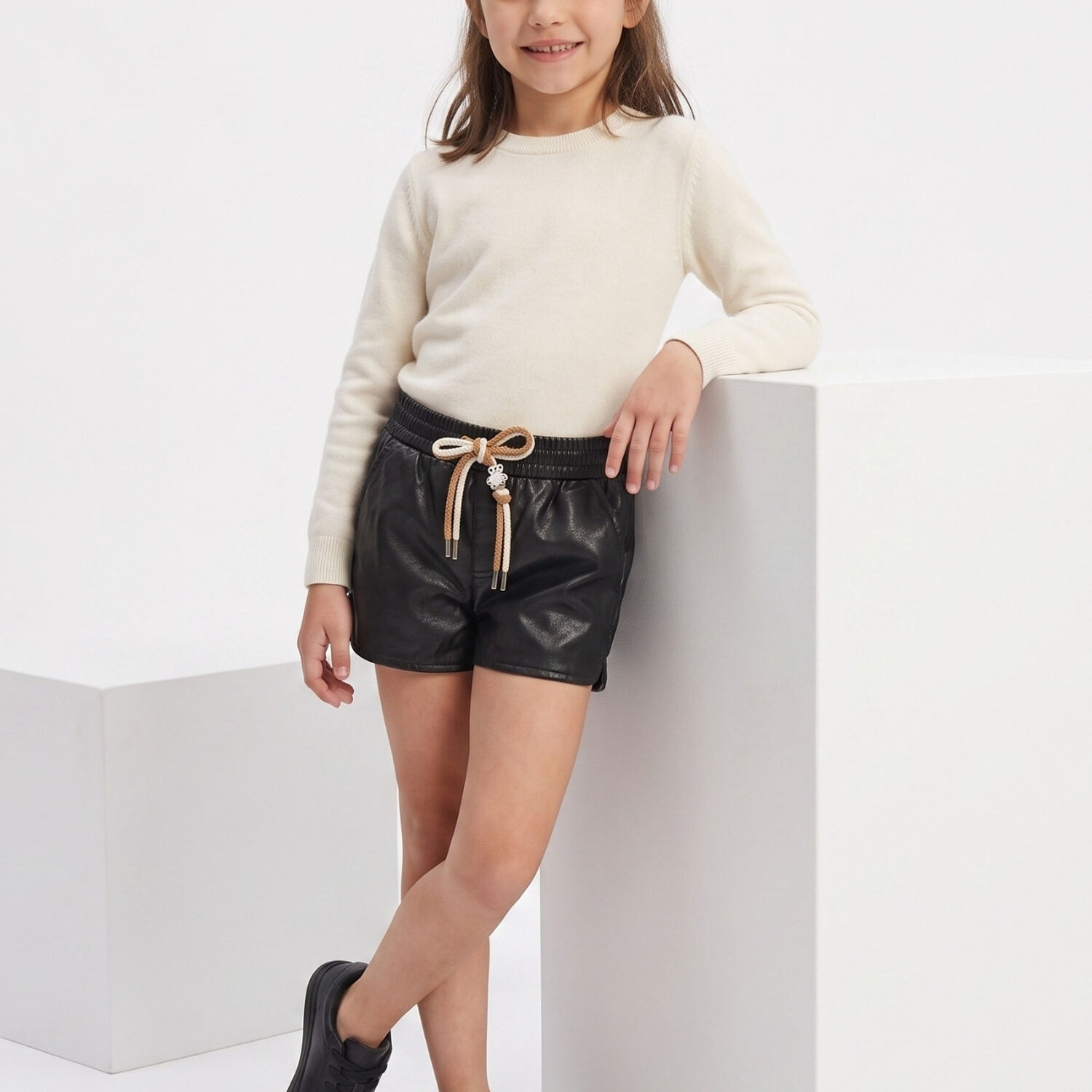 Short Ecocuero Ni&ntilde;a Simil Cuero Con Cordon Ajustable image number 1.0