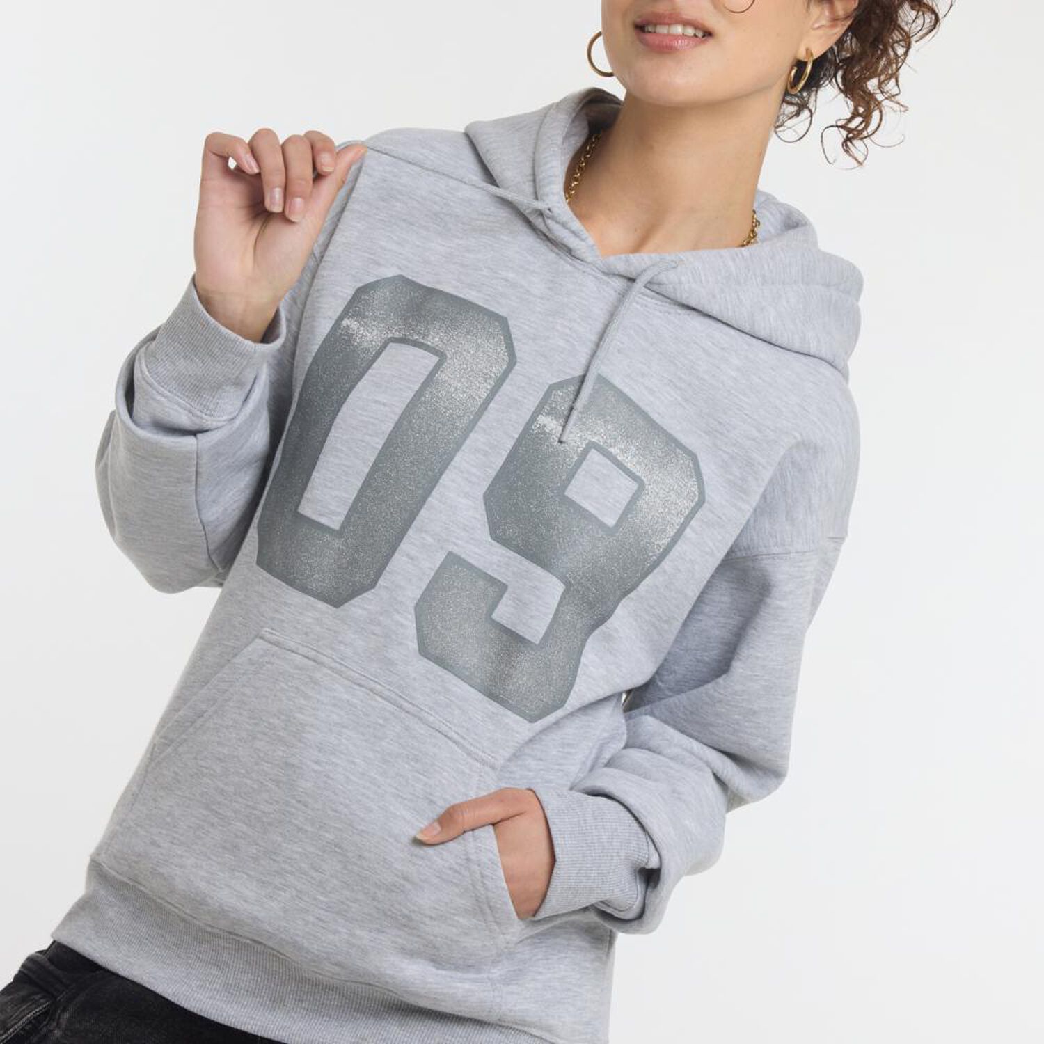Poler&oacute;n Hoodie Estampado Cuello Redondo Con Capucha Mujer Freedom image number 4.0